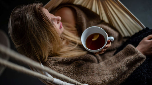 Eine Frau entspannt mit einem Euphoria Balance SereniTEA.