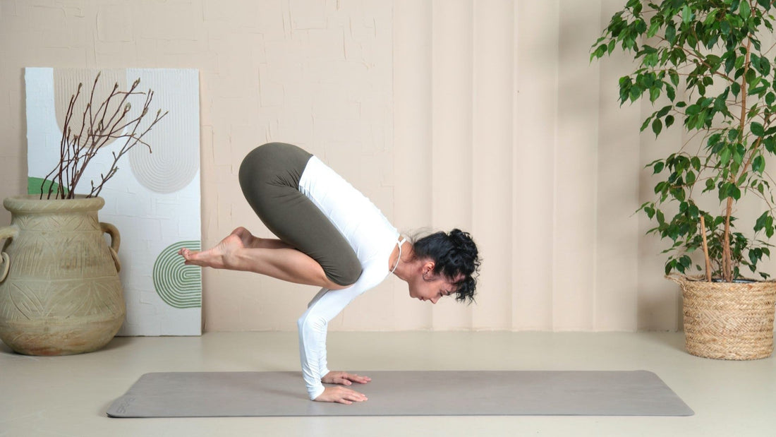 Eine Frau beim Yoga.